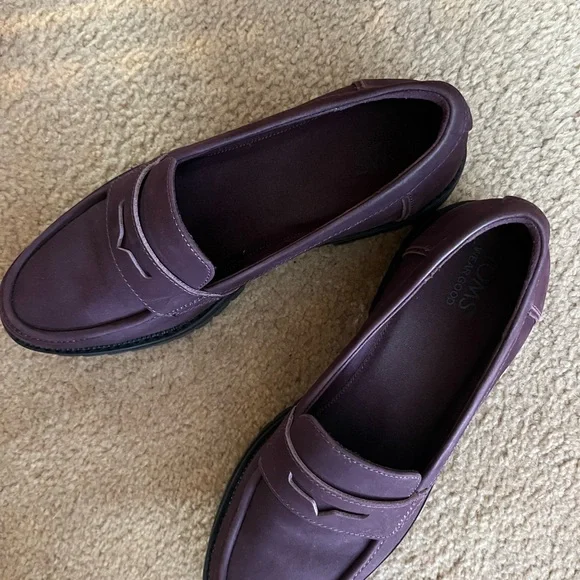 TOMS. Never worn. - Picture 3 of 3